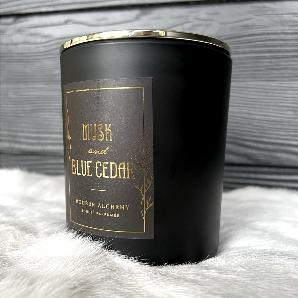 D.L. & Co Modern Alchemy Musk & Blue Cedar Candle With Gold Spider Lid 12.9 Oz
